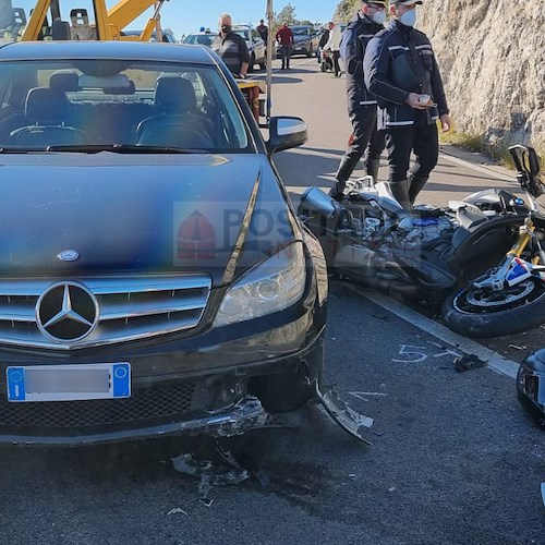 Incidente sulla Statale Amalfitana. Moto si toccano e una carambola contro un'auto: motociclista in ospedale 