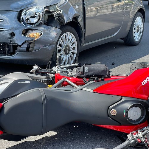 Incidente tra Maiori e Minori: passa con rosso e impatta contro moto [FOTO]