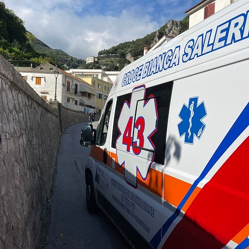 Incidente tra scooter a Minori, conducenti in ospedale /FOTO