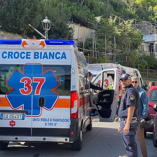 Incidente tra scooter a Minori, conducenti in ospedale /FOTO