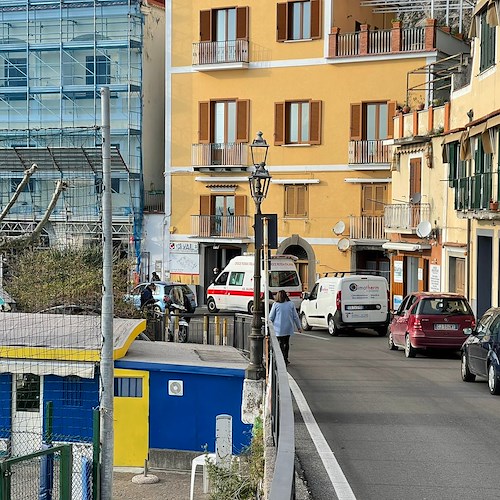 Incidente tra scooter all'ingresso di Minori, conducenti a Castiglione per accertamenti