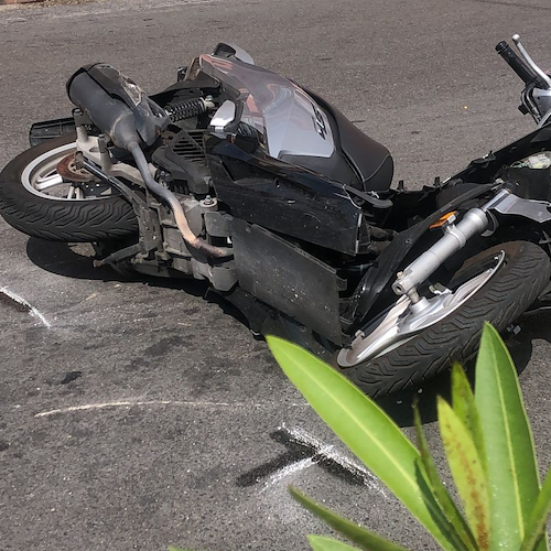 Incidente tra scooter e moto a Minori, due feriti [FOTO]