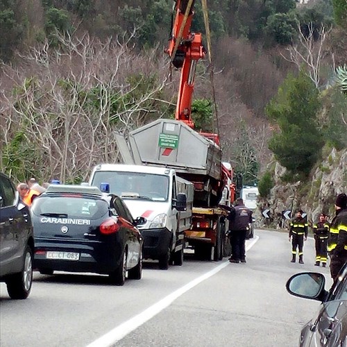 Incidente tra Vietri e Cetara: furgone sfonda le protezioni e finisce di sotto. Illeso conducente [FOTO]