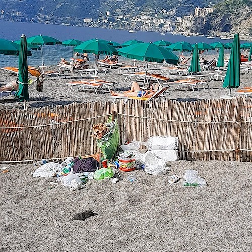 Rifiuti sulla spiaggia a Maiori