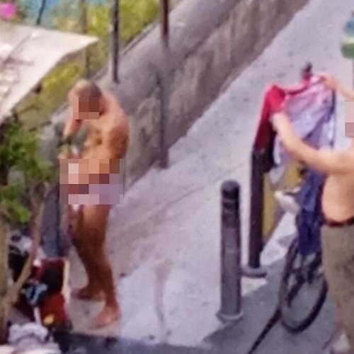 Inciviltà a Positano: dopo giro in bici si spogliano e si lavano alla fontana