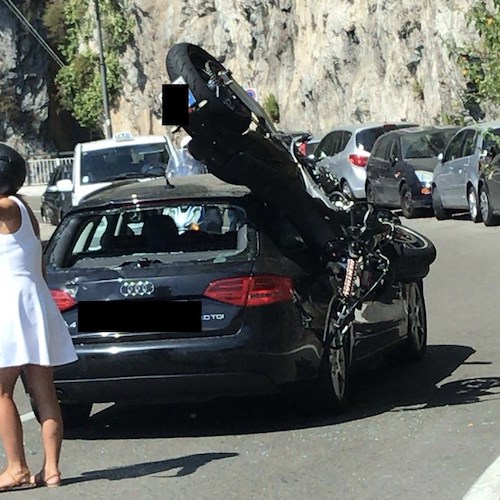 Incredibile incidente a Positano: moto s'incastra in un'auto. Centauro miracolosamente illeso