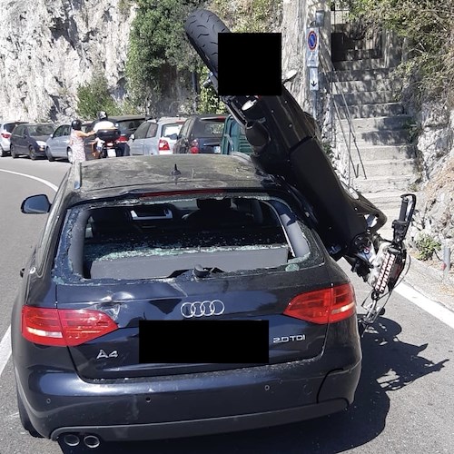 Incredibile incidente a Positano: moto s'incastra in un'auto. Centauro miracolosamente illeso
