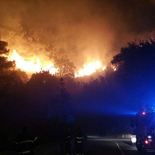 Inferno a Praiano: vasto incendio nella notte, evacuate tre abitazioni /FOTO
