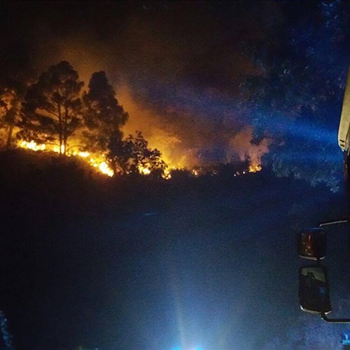 Inferno a Praiano: vasto incendio nella notte, evacuate tre abitazioni /FOTO