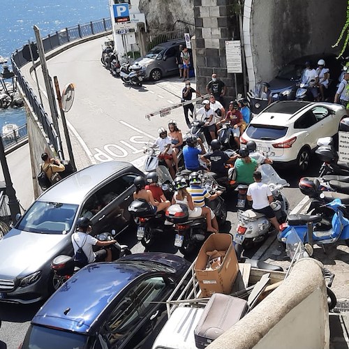 Inferno su strada in Costa d'Amalfi: caos totale, tappo ad Atrani [FOTO]