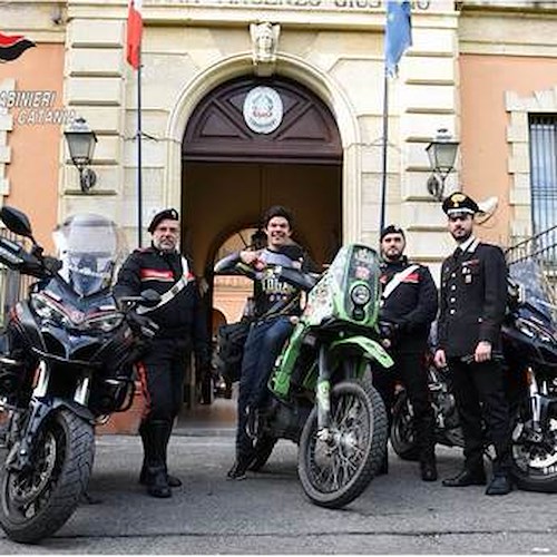 Influencer fa il giro del mondo e gli rubano la moto a Catania. Trovata dai Carabinieri