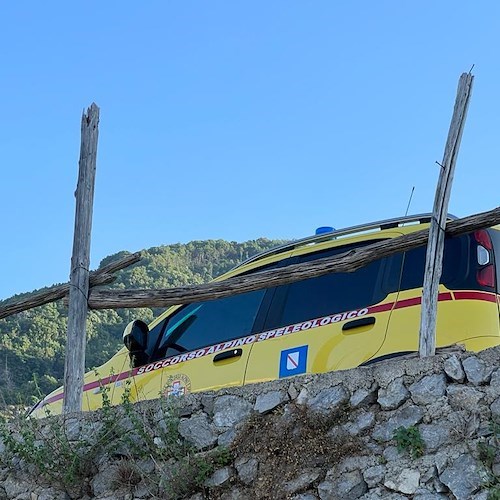 Infortunio sul Sentiero degli Dei, intervento dell'elicottero a Positano