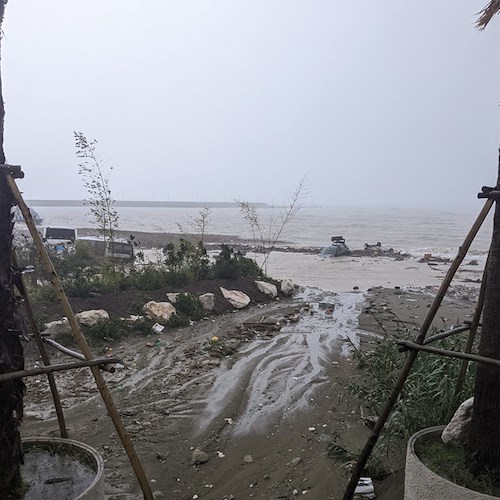 Ischia nella morsa del maltempo, a Casamicciola frana trascina auto in mare 