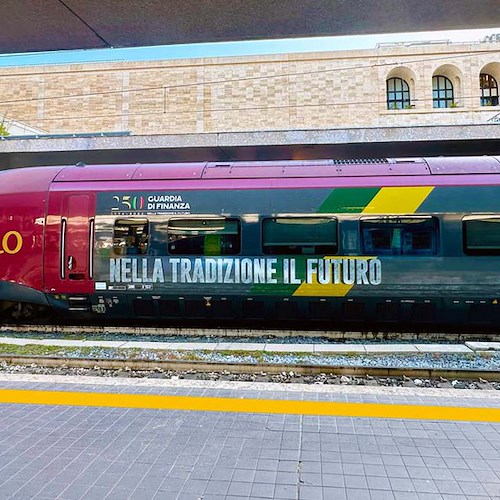 Italo celebra i 250 anni della Guardia di Finanza con una speciale livrea del treno AGV