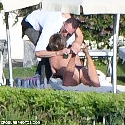 Jennifer Aniston se la gode a Ravello: relax sull'Infinity Pool del Caruso e giro in piazza /FOTO