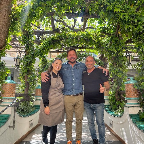 Jimmy Doherty in vacanza con la moglie in Costa d'Amalfi: pausa di gusto al Giardiniello di Minori