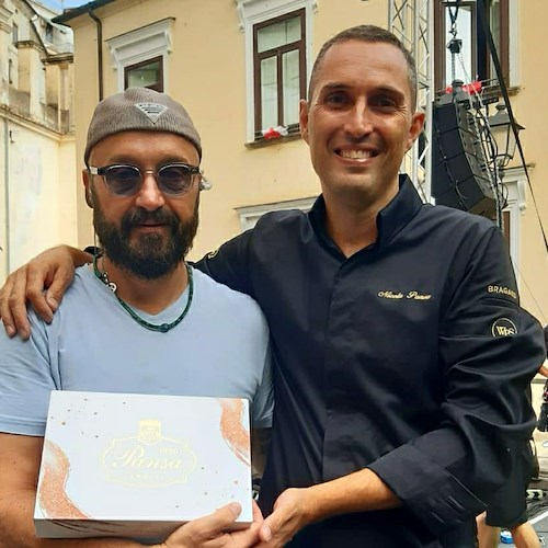 Joe Bastianich arriva ad Amalfi. Catturato dalla dolcezza di Pansa /FOTO