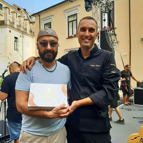 Joe Bastianich arriva ad Amalfi. Catturato dalla dolcezza di Pansa /FOTO