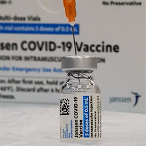 Johnson&Johnson rinvia le consegne di vaccini in Europa
