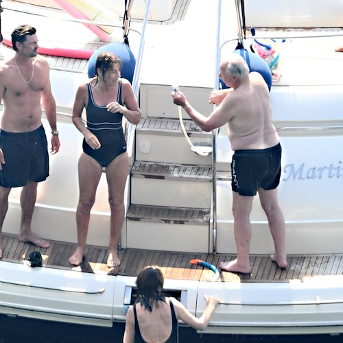 Karl Urban si rilassa in Costa d'Amalfi, l'attore de "Il Signore degli Anelli" in barca con amici e parenti