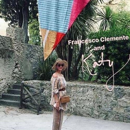 Katy Perry a Ravello, una sosia beffa il personale di Villa Rufolo che l'accoglie come fosse la star [FOTO]