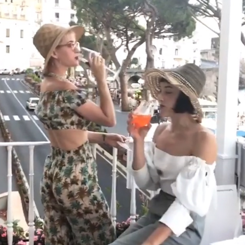 Katy Perry si diverte ad Amalfi: serata di spensieratezza e ilarità tra i vicoli [FOTO]