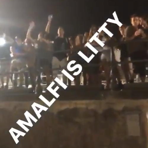 Katy Perry si diverte ad Amalfi: serata di spensieratezza e ilarità tra i vicoli [FOTO]