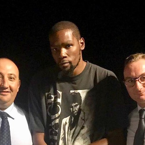 Kevin Durant a spasso per Amalfi: il campione NBA va a cena da Eolo [FOTO]