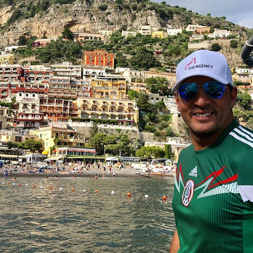 Kyle Richards e Mauricio Umansky in vacanza, l'attrice e l'imprenditore immobiliare tra Capri e Positano 