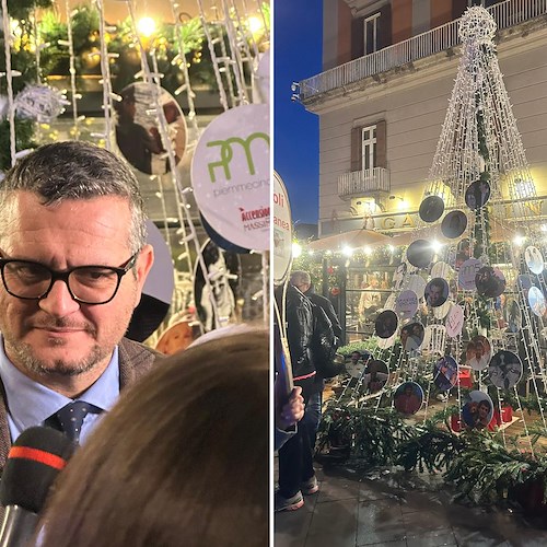 L'albero di Natale del Gran Caffè Gambrinus: un tributo a Massimo Troisi illumina Napoli /foto