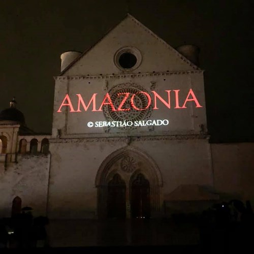  L’Amazzonia di Salgado affascina ad Assisi. Si conclude il Cortile di Francesco tra l'entusiasmo di pubblico e relatori [VIDEO]