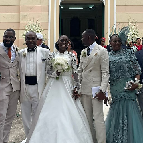 L'amore trionfa a Positano per Paul e Uju, la coppia realizza il sogno di festeggiare il loro secondo anniversario nella Divina
