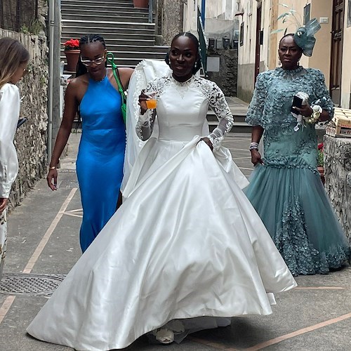 L'amore trionfa a Positano per Paul e Uju, la coppia realizza il sogno di festeggiare il loro secondo anniversario nella Divina
