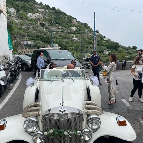 L'amore trionfa a Positano per Paul e Uju, la coppia realizza il sogno di festeggiare il loro secondo anniversario nella Divina
