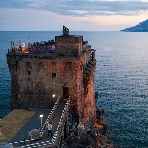 L'aperitivo più cool in Costa d'Amalfi? Di venerdì alla Torre Normanna