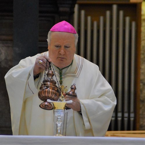 L’arcivescovo Orazio Soricelli accoglie i turisti in Costa d’Amalfi: «Ritroviamo il valore del vivere insieme»