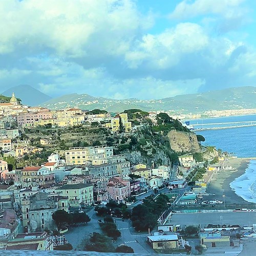 "L'arte tra il mare e il cielo", a Vietri sul Mare una mostra nell'aula consiliare