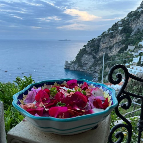 L’Ascensione e la tradizione a Positano di lavare il viso con petali di rosa