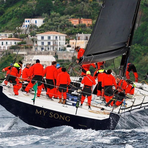 L'equipaggio del Jethou è il vincitore in tempo reale della Regata dei Tre Golfi
