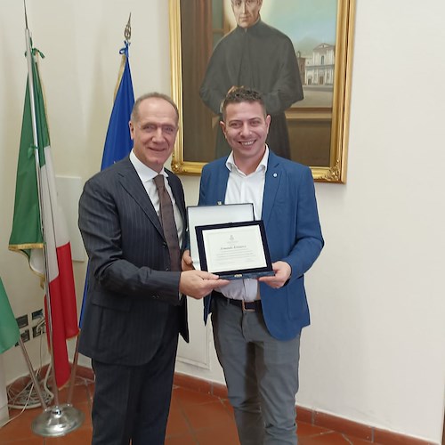 Ravello, Armando Aristarco premiato dal sindaco di Torre del Greco