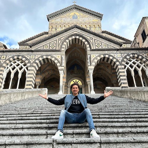 «È l'imprevisto che ci cambia la vita»: la riflessione del portiere Guillermo Ochoa dal Duomo di Amalfi