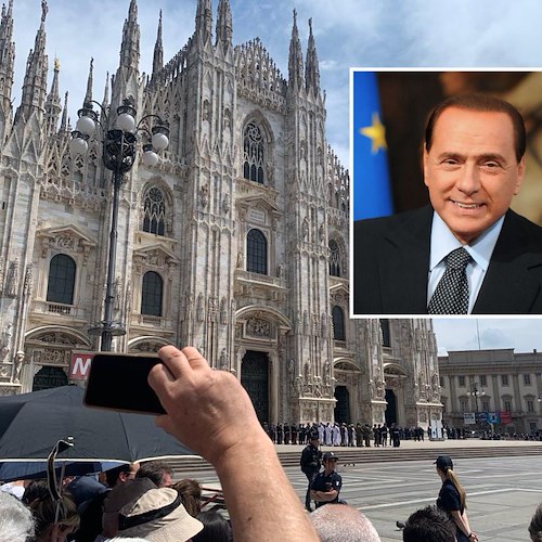 L'Italia dice addio a Silvio Berlusconi: in 15mila a salutare il feretro in piazza Duomo