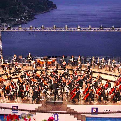 L'Orchestra del Teatro di San Carlo inaugura il "Ravello Festival", sul palco una torta per festeggiare la 70esima edizione 