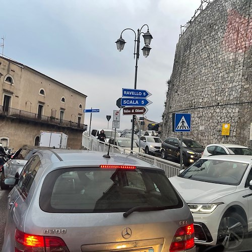 L’ordinanza su targhe alterne e limiti ai bus in Costa d'Amalfi resta in vigore, la sentenza del TAR