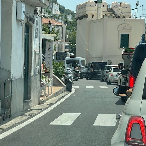 L’ordinanza su targhe alterne e limiti ai bus in Costa d'Amalfi resta in vigore, la sentenza del TAR