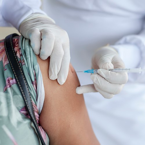 L'Rna messaggero del vaccino anti-Covid può passare nel latte materno: lo studio americano