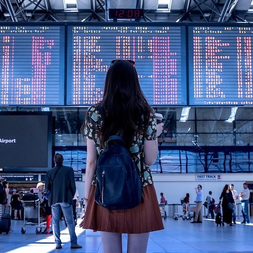 L'Ue presenta i pass verdi Covid: «In estate sì ai viaggi con vaccino o test»
