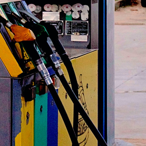 La benzina sfonda i 2 euro al litro, Codacons: «Governo tagli le accise!»