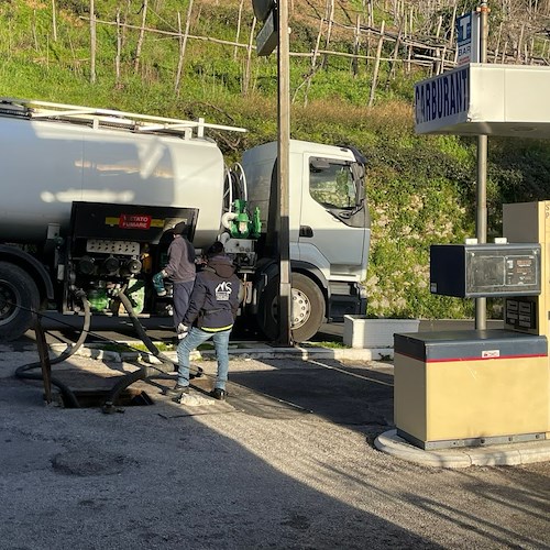 La benzina sfonda i 2 euro al litro, Codacons: «Governo tagli le accise!»