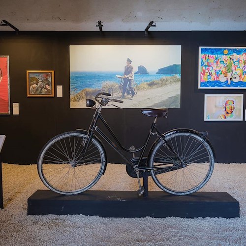 La bicicletta de "Il Postino" fa ritorno a Procida. Presentata la mostra “I volti di Massimo Troisi”